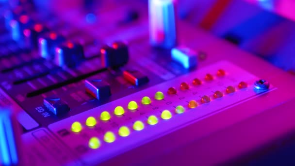 LED-Anzeige Pegelsignal der Lautstärke auf dem Soundmischpult oder DJ-Mischpult auf der Party im Nachtclub. — Stockvideo