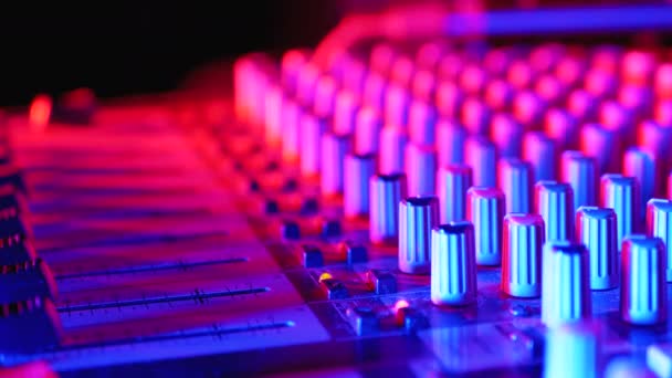 Lavorare su Sound Mixing Console al Dj Party in Night club — Video Stock