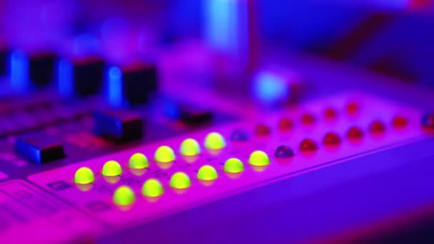 Led wskaźnik poziomu głośności na pulpicie mieszania dźwięku lub konsoli Dj na imprezie w klubie nocnym. — Wideo stockowe