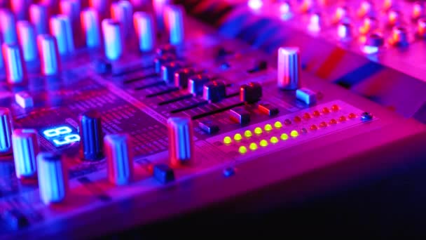 Indicador led de nivel de señal de volumen en la consola de mezcla de sonido o consola Dj en la fiesta en el club nocturno . — Vídeos de Stock