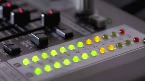 Segnale di livello indicatore LED sulla console di miscelazione del suono o Dj Console — Video Stock