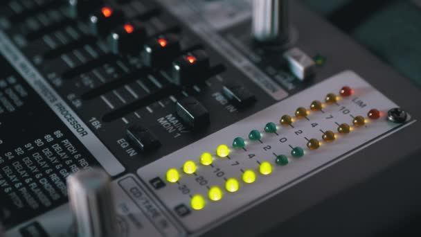 Señal de nivel de indicador led en la consola de mezcla de sonido o la consola Dj — Vídeo de stock