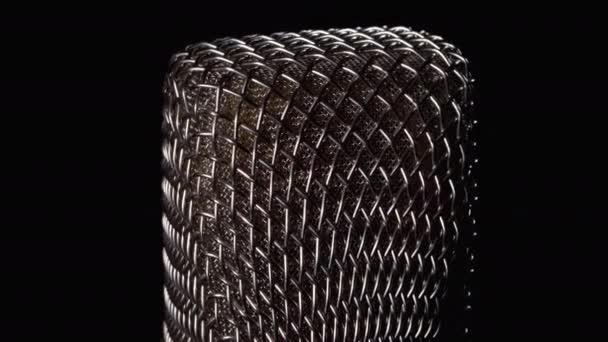 El micrófono de condensador Studio gira sobre fondo negro — Vídeo de stock