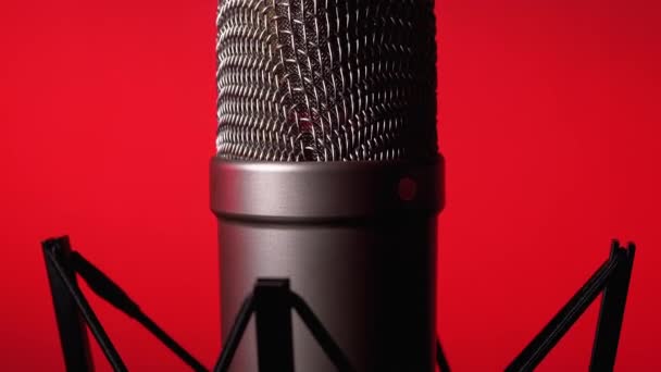 Studio Microphone à condensateur tourne sur fond rouge . — Video