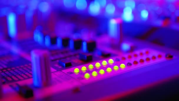 Светодиодный индикатор уровня сигнала громкости на звуковой микшерной консоли или Dj консоли на вечеринке в ночном клубе . — стоковое видео