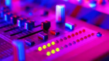 Gecekulübünde Ses Karıştırma Konsolunda Ses Düzeyi Sinyalinin Öncü Göstergesi ya da Gece Kulübü Partisinde Dj Konsolu.