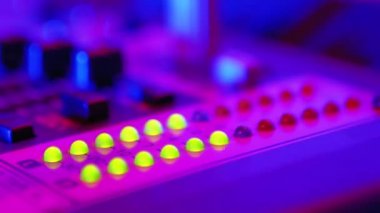 Gecekulübünde Ses Karıştırma Konsolunda Ses Düzeyi Sinyalinin Öncü Göstergesi ya da Gece Kulübü Partisinde Dj Konsolu.