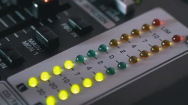 Ses Karıştırma Konsolu veya Dj Konsolunda Öncü Gösterge Seviye Sinyali