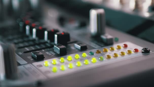 Señal de nivel de indicador led en la consola de mezcla de sonido o la consola Dj — Vídeos de Stock