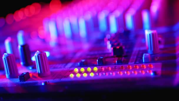 Sinal de nível indicador LED de volume no console de mistura de som ou console Dj na festa no clube noturno . — Vídeo de Stock