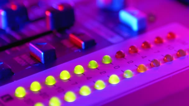 Indicador led de nivel de señal de volumen en la consola de mezcla de sonido o consola Dj en la fiesta en el club nocturno . — Vídeo de stock