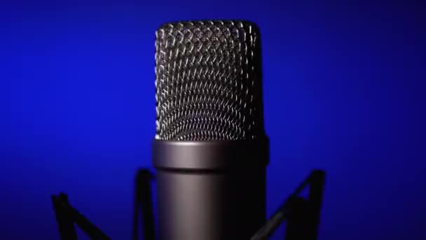 Studio Condenser Microphone Rotates on Blue Background. — Stock Video