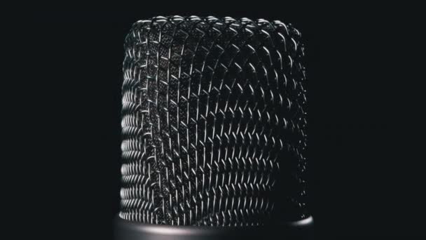 Мікрофон компанії "Studio Condenser" обертається на чорному фоні — стокове відео