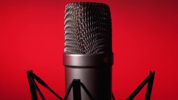 Studio Microphone à condensateur tourne sur fond rouge . — Video