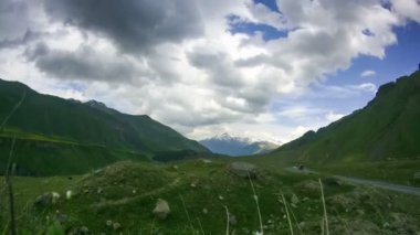 Gürcü Dağların üzerinden hareket bulutlar. Mount Kazbek. Zaman atlamalı
