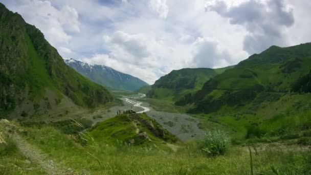 Mraky táhnou nad gruzínské hory. Časová prodleva — Stock video