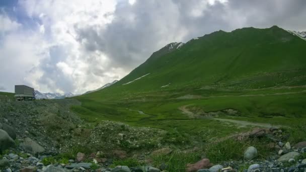 巨大的格鲁吉亚山上放牧绵羊的一群。时间流逝 — 图库视频影像