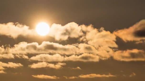 Dramatisk solnedgång över molnen. Timelapse. Stora gula solen rör sig över horisonten — Stockvideo