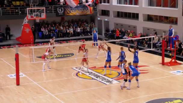 Dames Volleybal Kampioenschap. Match van Super League met toeschouwers Indoor — Stockvideo