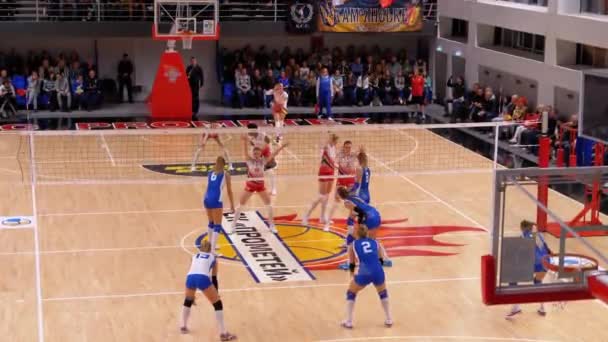Frauenvolleyball-Meisterschaft. Spiel der Super League mit Zuschauern in der Halle — Stockvideo