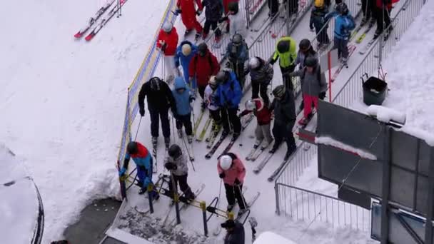 La file d'attente sur le téléski. Une foule de skieurs se lève et des foules se rassemblent aux portes du tourniquet — Video