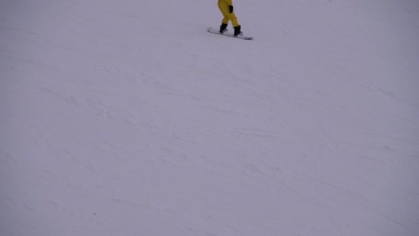 Esquiadores y snowboarders Cabalgan en una pista nevada en una estación de esquí en Sunny Day — Vídeo de stock