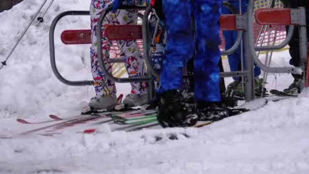 Les skieurs passent une porte tournante du téléski. L'entrée d'un télésiège de ski avec des skieurs. Mouvement lent — Video