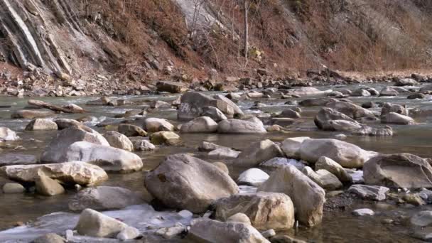 Río Wild Mountain fluye con rocas de piedra y rápidos de piedra. Moción lenta — Vídeo de stock