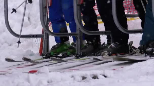 Hiihtäjät ohitetaan Turnstile Gates of Ski Lift. Laskettelutuolin sisäänkäynti hiihtäjien kanssa. Hidas liike — kuvapankkivideo
