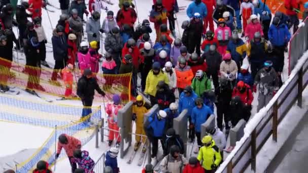 The Queue on the Ski Lift. Crowd of Skiers Stands and Crowds at Turnstile Gates — Αρχείο Βίντεο