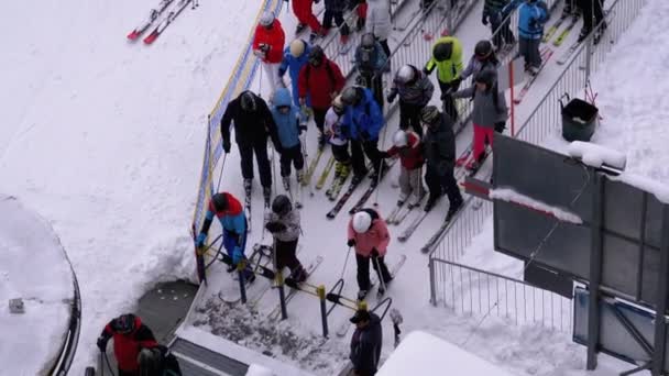 A fila no elevador de esqui. Multidão de Estandes de Esqui e Multidões em Portas de Turnstile — Vídeo de Stock