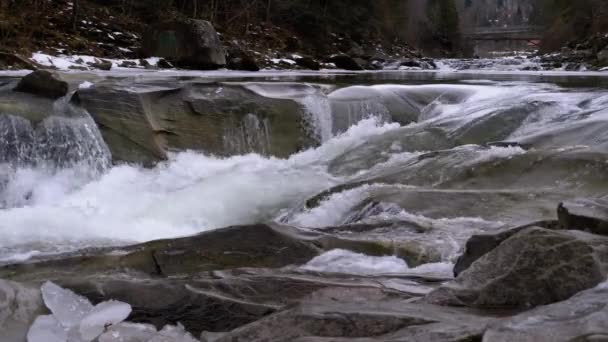 Río Wild Mountain fluye con rocas de piedra y rápidos de piedra. Moción lenta — Vídeos de Stock