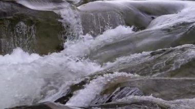 Vahşi Dağ Nehri taş kayalar ve taş akıntılarıyla akıyor. Yavaş Hareket