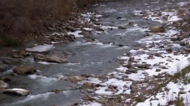 Vahşi Dağ Nehri taş kayalar ve taş akıntılarıyla akıyor. Yavaş Hareket
