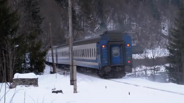 Old Train Rides on a Railway Crossing in the Countryside in Winter. Snow on the Ground. — Stockvideo