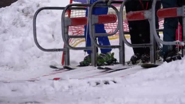 Skiers Pass a Turnstile Cancelli di Sci Ascensore. L'ingresso di una seggiovia con gli sciatori — Video Stock