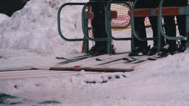Los esquiadores pasan las puertas de un torniquete del telesilla. La entrada de una silla elevadora de esquí con esquiadores. Moción lenta — Vídeo de stock