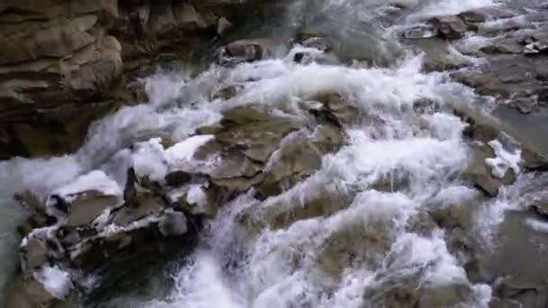Rivière Wild Mountain qui coule avec Stone Boulders et Stone Rapids. Mouvement lent