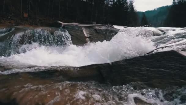 Mountain Creek and Stone Rapids with Snow. Rapid Flow of Water. Winter Waterfall. Slow Motion — 图库视频影像