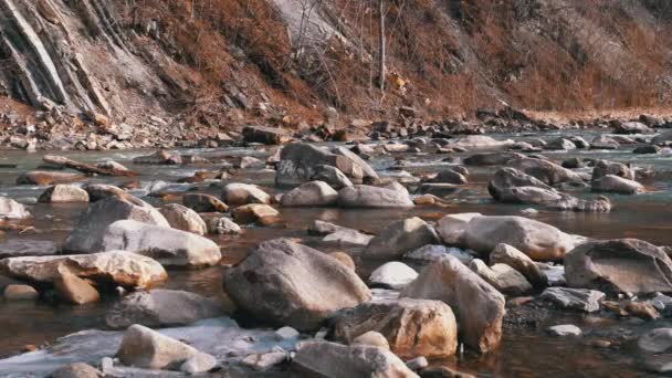 Wild Mountain River flyter med stenblock och stenforsar. Långsamma rörelser — Stockvideo