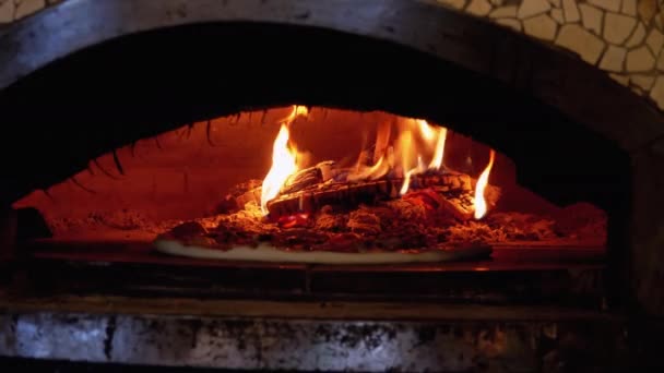 Vaření Pizza v italské dřevěné peci v restauraci — Stock video