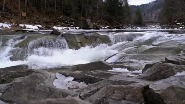 Wild Mountain River stroomt met stenen staafmixers en stenen stroomversnellingen. Langzame beweging — Stockvideo