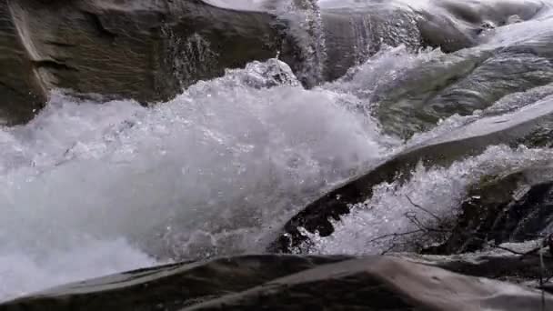 Wild Mountain River stroomt met stenen staafmixers en stenen stroomversnellingen. Langzame beweging — Stockvideo