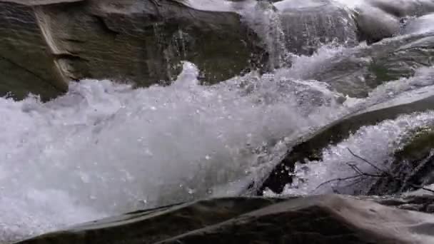 Mountain Creek and Stone Rapids with Snow. Rapid Flow of Water. Waterfall in the Winter. Slow Motion — ストック動画