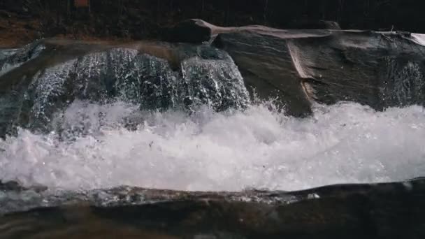 Wild Mountain River áramlik kő sziklák és Stone Rapids. Lassú mozgás — Stock videók
