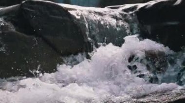 Vahşi Dağ Nehri taş kayalar ve taş akıntılarıyla akıyor. Yavaş Hareket