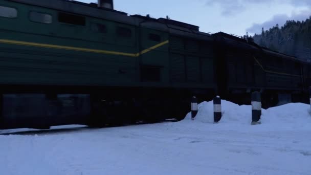 Old Train Rides on a Railway Crossing in the Countryside in Winter. Nieve en el suelo . — Vídeos de Stock