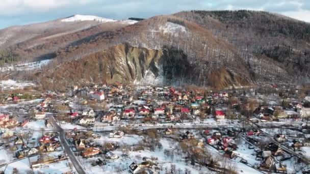 Вид з повітря на село в Карпатських горах в зимовий період. Яремче, Україна. — стокове відео