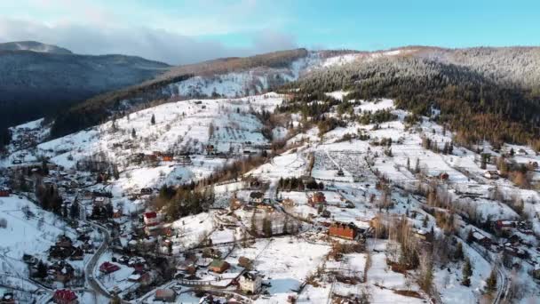 Letecký pohled na vesnici v Karpat v zimě. Yaremche, Ukrajina. — Stock video