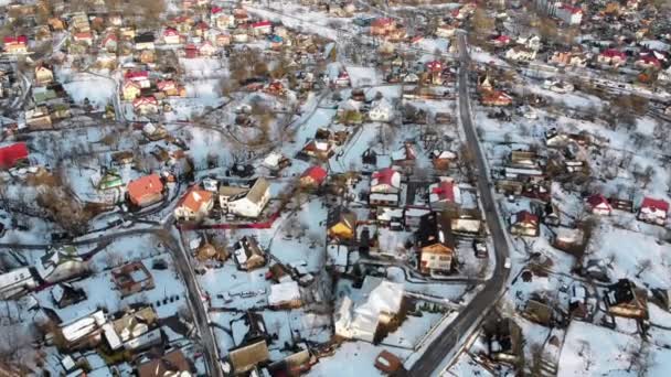 Luchtfoto van een dorp in het Karpaten gebergte in de winter. Yaremche, Oekraïne. — Stockvideo